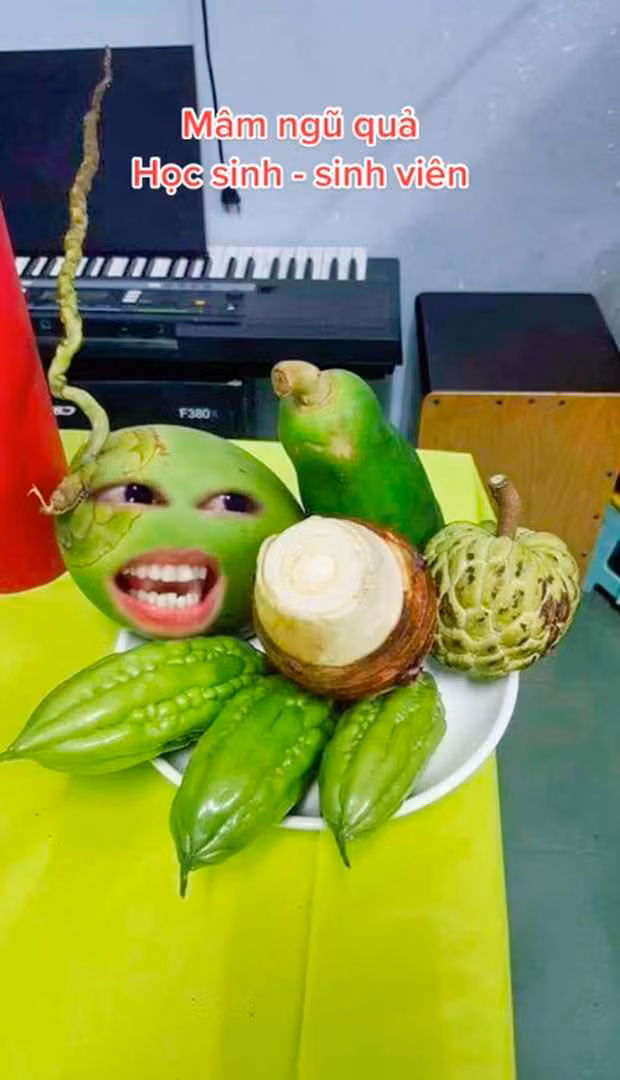 Gợi ý mâm ngũ quả dành cho học sinh - sinh viên gồm mãng cầu, dừa, đu đủ, khổ qua, khoai môn thành: “Cầu vừa đủ qua môn”. Thi đâu trúng đó, học hành tấn tới.