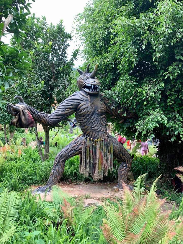 Mới đây, có thêm một số hình ảnh khác được chia sẻ cho thấy những bức tượng bên trong khu du lịch Quỷ Núi đã được mặc thêm cả "quần áo".