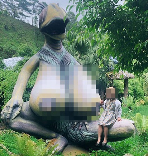 Bên cạnh những ý kiến cho rằng khu du lịch Quỷ Núi không phù hợp với cảnh quan Đà Lạt, nhiều người còn phản ánh về những bức tượng có hình ảnh phản cảm bên trong khu du lịch này.