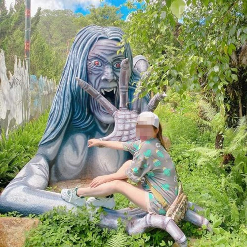 Sau khi được đăng tải lên mạng xã hội về việc những bức tượng được tạo hình phản cảm và rùng rợn, nhiều người đưa ra lời khuyên cho các bố mẹ cho con nhỏ đi chơi mà đến khu du lịch Đà Lạt này quả thực không nên bởi nó quá đáng sợ.