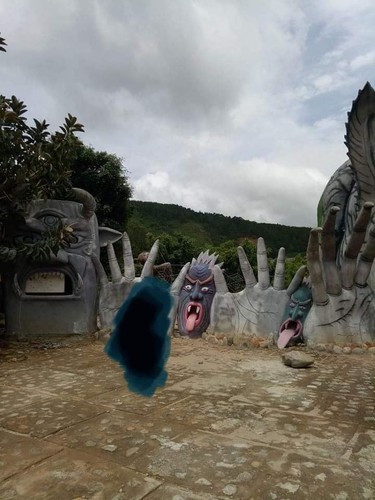 Địa điểm của khu du lịch này nằm trên trục đường đi vào thung lũng Vàng, một địa danh du lịch quen thuộc cách trung tâm thành phố chỉ 20 phút đi xe.