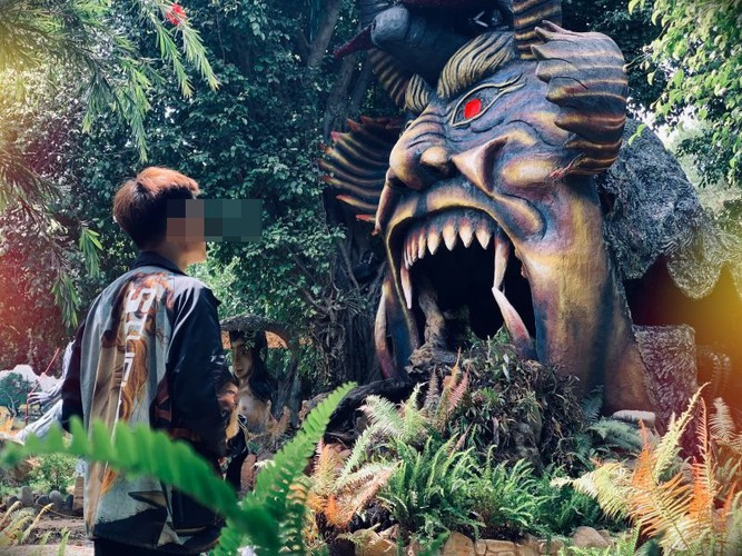 Nói một cách chính xác hơn thì những bức tượng bị cho là phản cảm được che chắn thêm bằng các tấm khố để tránh sự nhạy cảm như trước đó cộng đồng mạng chia sẻ.