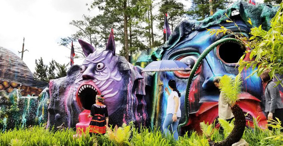 Cùng với đó, fanpage của khu du lịch Quỷ Núi cũng chia sẻ thêm nhiều hình ảnh khác. Đáng chú ý, theo một vị quản lý địa điểm này, nơi đây còn được đầu tư tận 60 máy tạo khói để tạo nên một khung cảnh lung linh, huyền ảo.