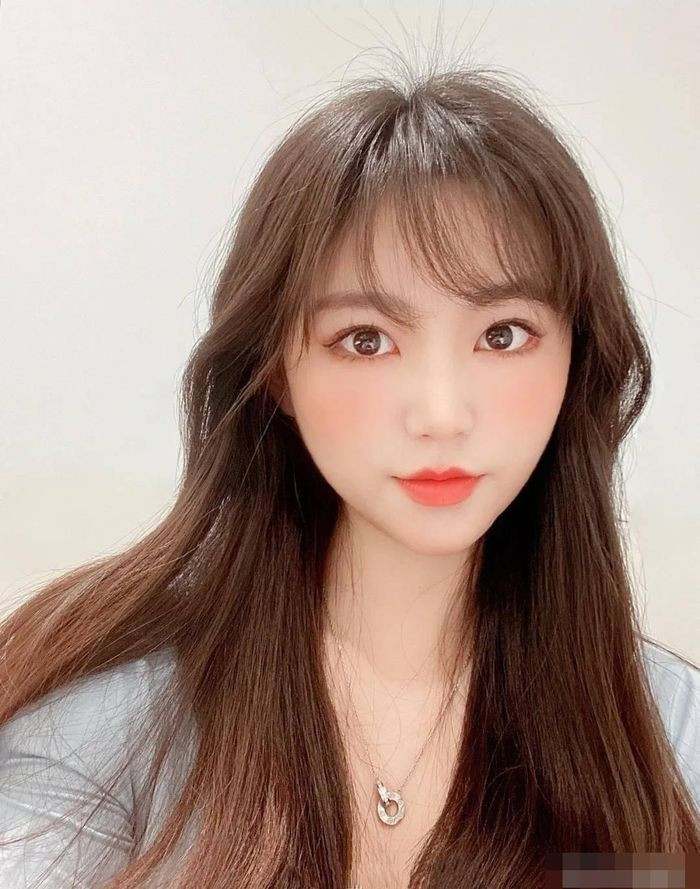 Trong thời đại mỹ nhân tràn ngập mạng xã hội như hiện nay, để trở thành nữ thần trong lòng một ai đó quả thực không dễ chút nào. Thế nhưng, mới đây một gái xinh vẫn khiến netizen phải chú ý bởi... nhan sắc không phải dạng vừa đâu.