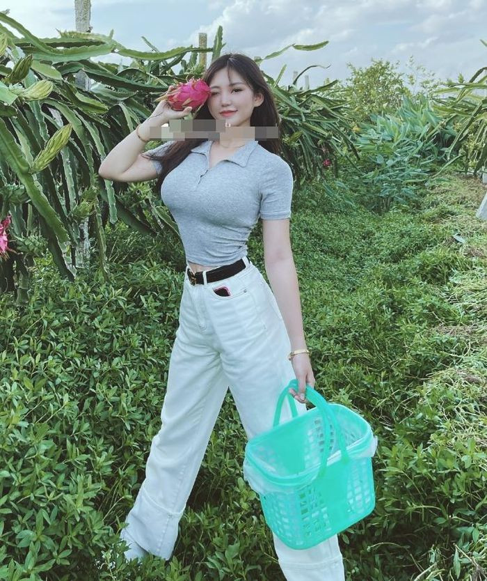 Những bức ảnh của hot girl toát ra hơi thở trẻ trung, gương mặt xinh đẹp, dáng hình quyến rũ cùng với ánh mắt sắc lạnh kèm một chút gợi cảm, một chút nghịch ngợm, Khang Thụy tràn ngập sự tự tin và sức sống.