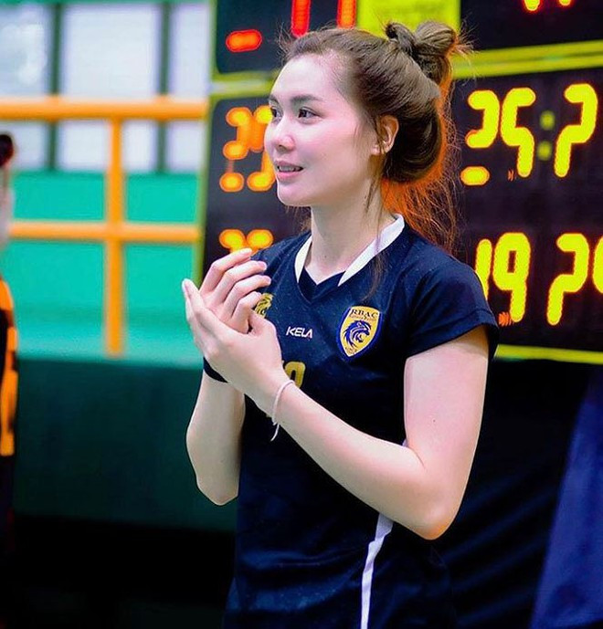 Mỗi khi xuất hiện trên sân hay những bức ảnh trên MXH, Promrat nhận được sự chú ý của fan hâm mộ.