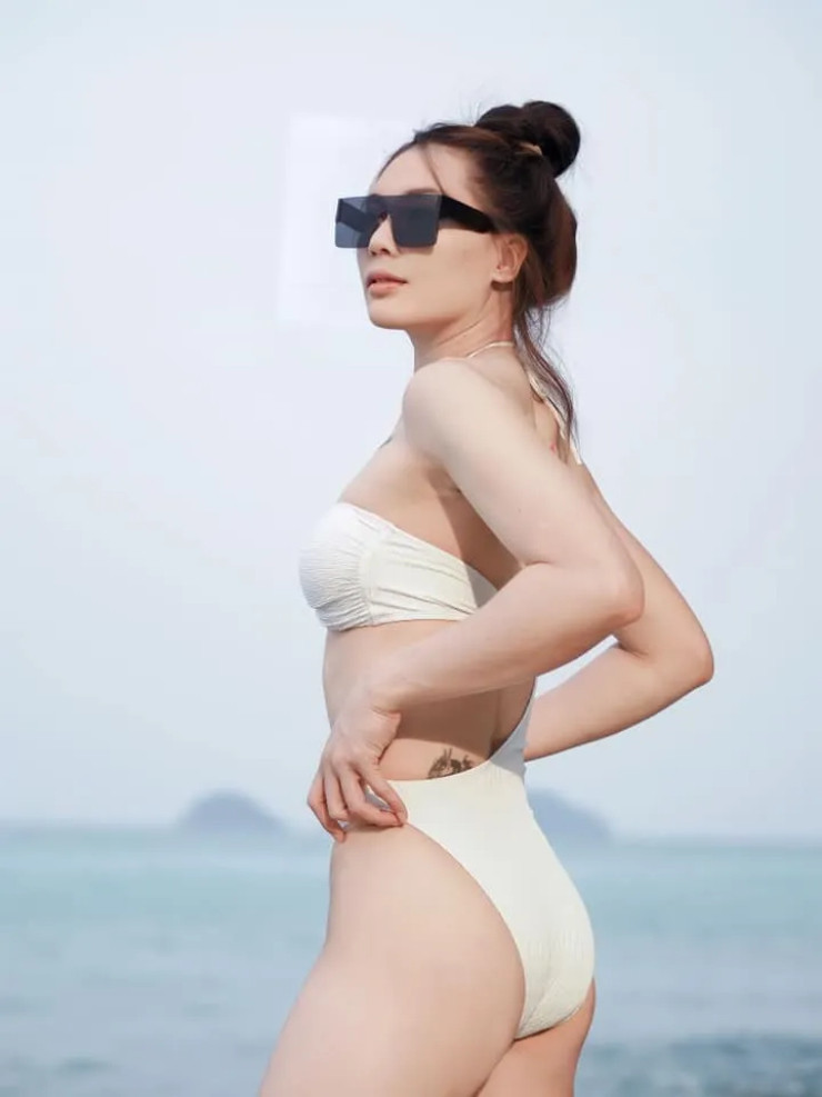 Mới đây, Promrat lại gây thương nhớ với loạt ảnh bikini lôi cuốn. Bộ áo tắm màu sữa cộng với làn da trắng trẻo, biến hot girl bóng chuyền thành một "thiên thần" sắc đẹp.