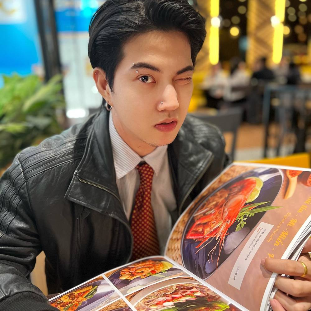 Nờ Ô Nô tên đầy đủ là Phạm Đức Tuấn. Anh chàng này là hot TikToker Việt Nam đang được cộng đồng mạng quan tâm trong thời gian vừa qua. Với những video review nhưng phần nhiều là chê bai, anh có biệt danh “thánh chê” và là nỗi ám ảnh của các cửa hàng.