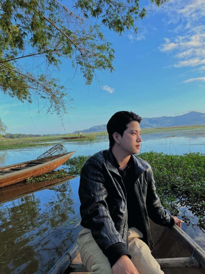 Chưa dừng lại ở đó, TikToker review này còn có nhiều màn “va chạm” với quán ăn hay người nổi tiếng trên mạng xã hội khiến họ phải lên tiếng đáp trả và gây ra nhiều cuộc drama trên Internet.