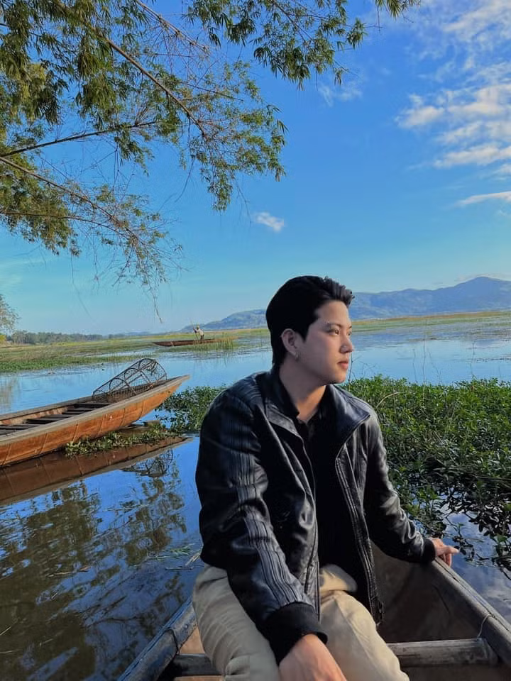 Chưa dừng lại ở đó, TikToker review này còn có nhiều màn “va chạm” với quán ăn hay người nổi tiếng trên mạng xã hội khiến họ phải lên tiếng đáp trả và gây ra nhiều cuộc drama trên Internet.