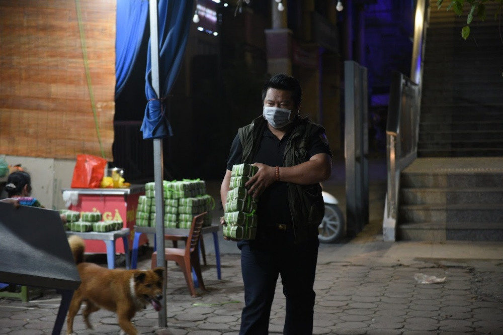 Nồi bánh chưng của chú Sơn làm chủ yếu phục vụ người thân, gia đình, hàng xóm xung quanh khu nhà.