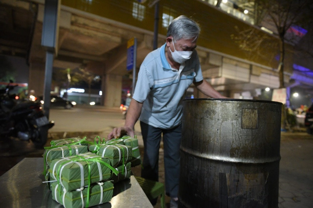 Chia sẻ với PV Tri Thức &amp; Cuộc Sống, chú Sơn cho hay: "Sau 12 tiếng mới có thể vớt bánh, coi như là thức trắng đêm, chưa kể phải liên tục tiếp nước để bánh chưng chín đều. Mỗi một đêm tôi nấu được khoảng 170 cái, năm nay lượng bánh chưng tôi làm gấp đôi năm ngoái do nhu cầu tăng cao nên mất khoảng 3 đêm mới xong".