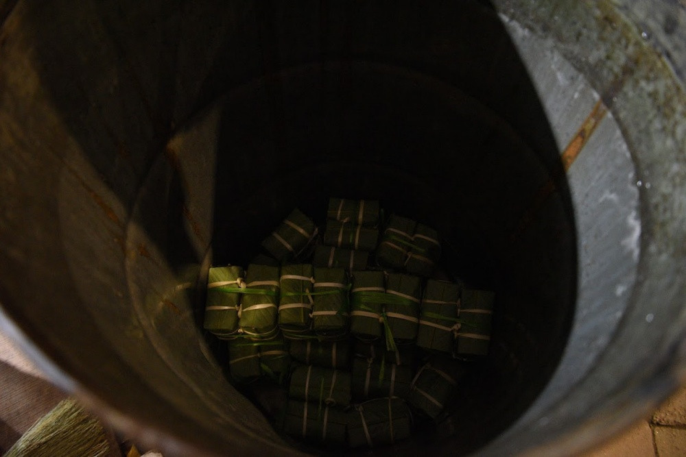 Chú Sơn cho biết để có củi đun bánh chưng, gia đình phải chuẩn bị tích trữ từ trước đó rất lâu. Chủ yếu là nhặt những đồ người ta bỏ đi, nhiều người quý cũng mang ra cho.