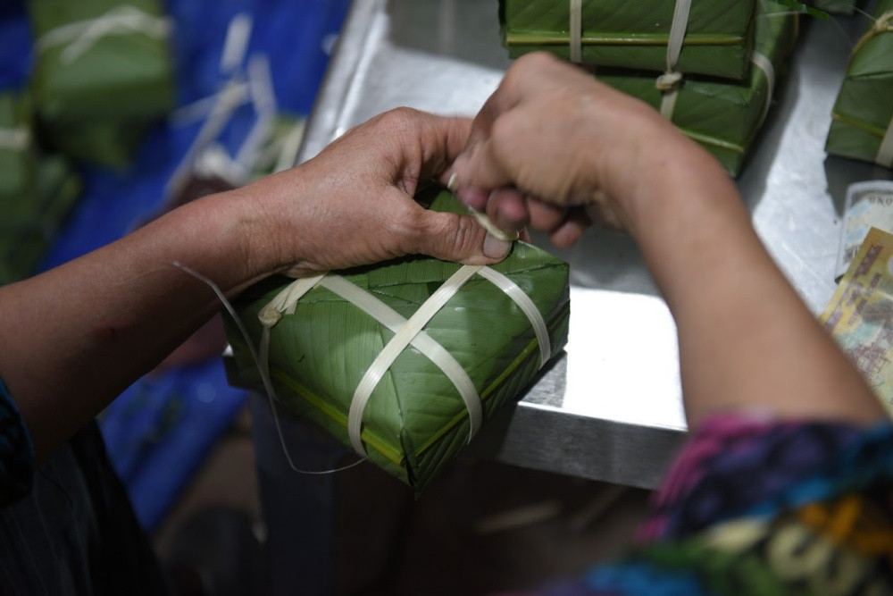 Trong khi dòng người lũ lượt về quê, vượt hàng trăm ngàn cây số để cùng gia đình xum vầy thì ở những vỉa hè, bờ sông, con kênh hoặc ngỏ hẻm sâu hun hút ở Hà Nội, trước của những gia đình vẫn đỏ lửa với nồi bánh chưng chuẩn bị cho Tết Nhâm Dần.