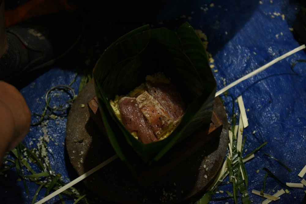 Đến hẹn lại lên, chú Sơn (61 tuổi sống ở 392 Khương Đình) bắc nồi bánh chưng bên vỉa hè khu phố Khương Đình.