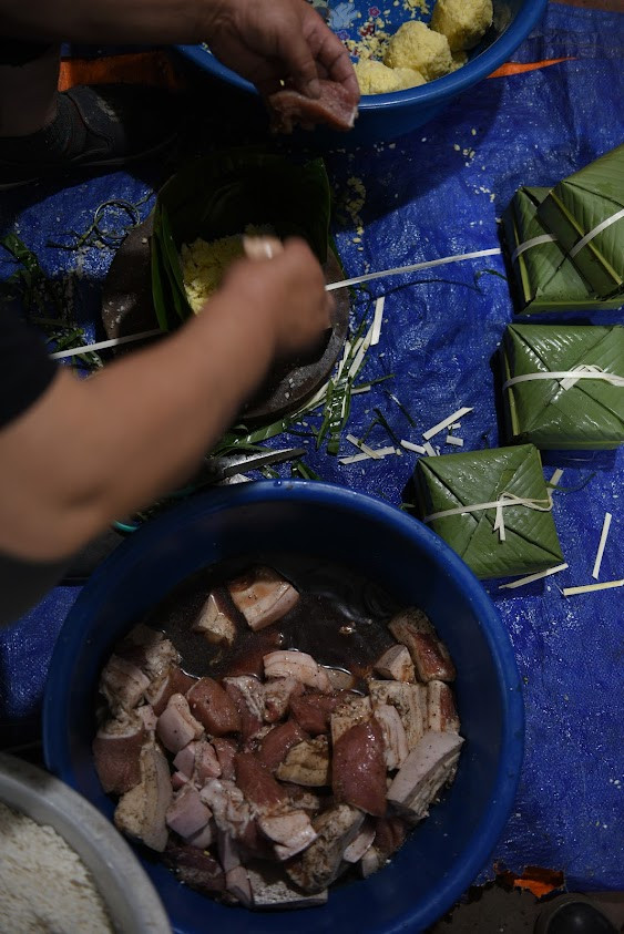 Bên nồi bánh chưng vô vàn những câu chuyện được những người thân trong gia đình nói với nhau, họ hỏi nhau về năm qua, tìm phương hướng cho năm mới... để "giết thời gian".