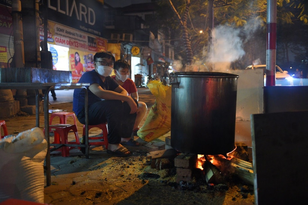 Trong cuộc sống hối hả, tất bật của thị thành, rất nhiều người Hà Nội vẫn giữ được thói quen gói những chiếc bánh chưng ăn Tết. Với họ không khí Tết sẽ không trọn vẹn nếu đi thiếu những công việc như mua lá rong, đãi gạo, đồ đỗ, tấm ướp thịt... đưa chiếc bánh hình vuông vào nồi.