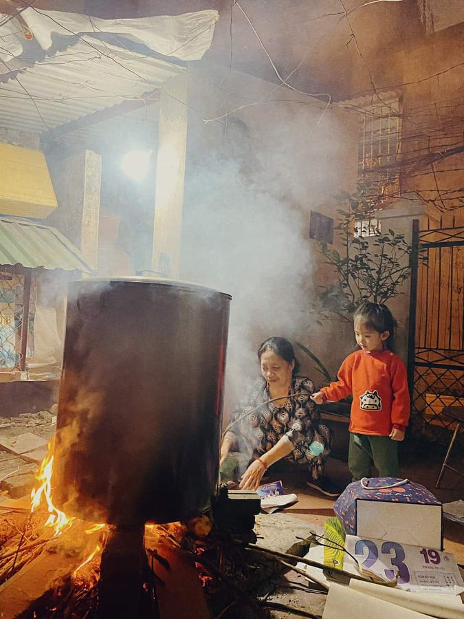 Chăm chút cho nồi bánh chưng nhà mình, ngoài việc để ý tới nước trong nồi, chú Sơn còn phải để mắt tới việc thêm củi vào bếp để đủ nhiệt cho bánh chín đều và xanh.