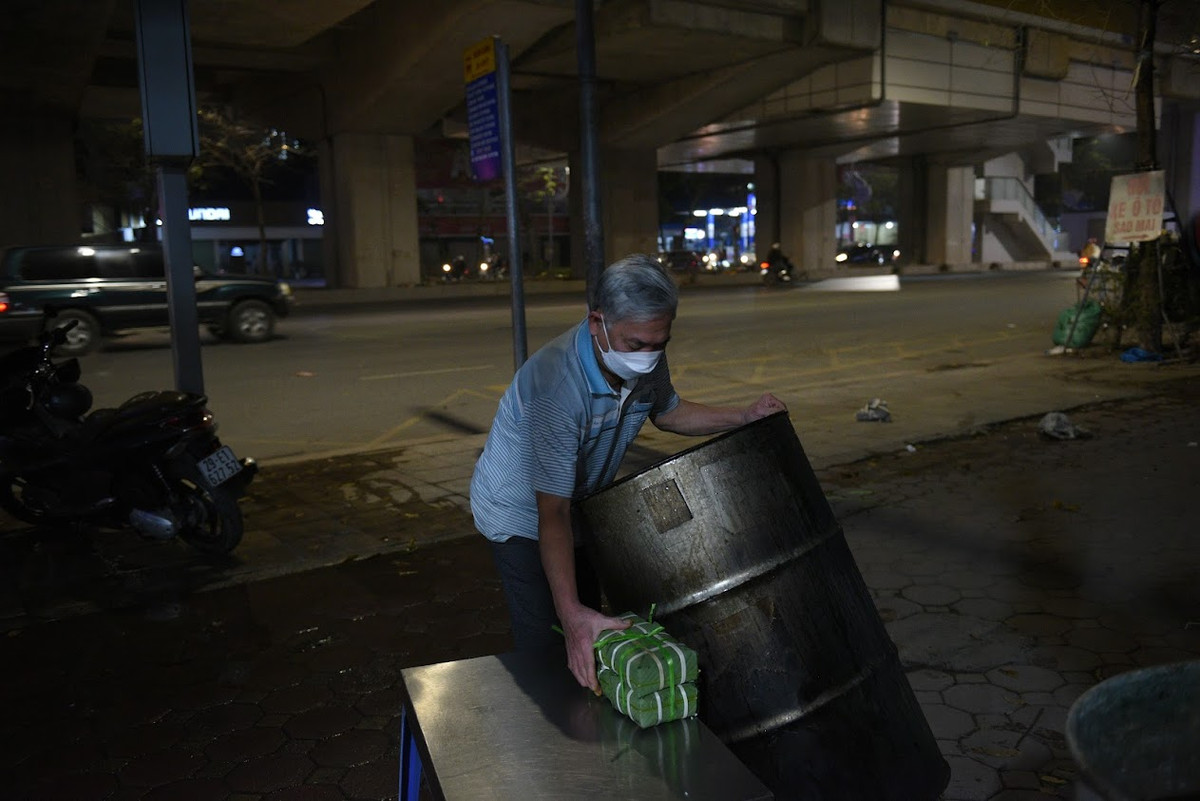 Để chuẩn bị cho nồi bánh chưng của nhà mình, bên cạnh bánh do vợ và các con gói, chú Sơn còn rất cầu kì chuẩn bị về củi.