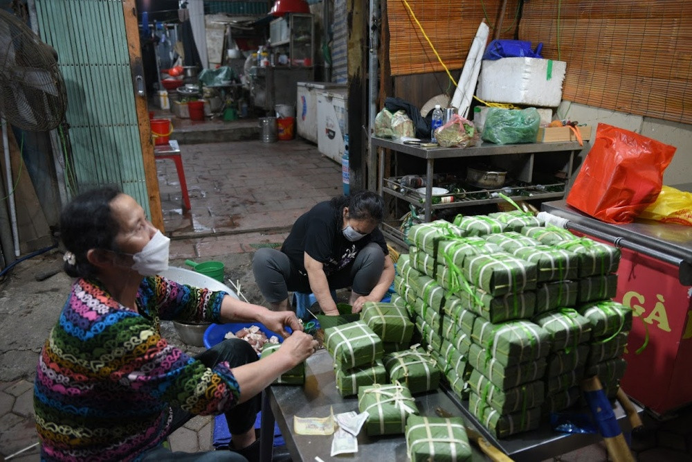 Trong tâm khảm của nhiều người, Tết mà không tự tay gói và luộc bánh chưng thì "kém vị". Chính vì vậy, họ vẫn giữ nếp cũ mà các cụ để lại để giữ cái nét cho con cháu mình.