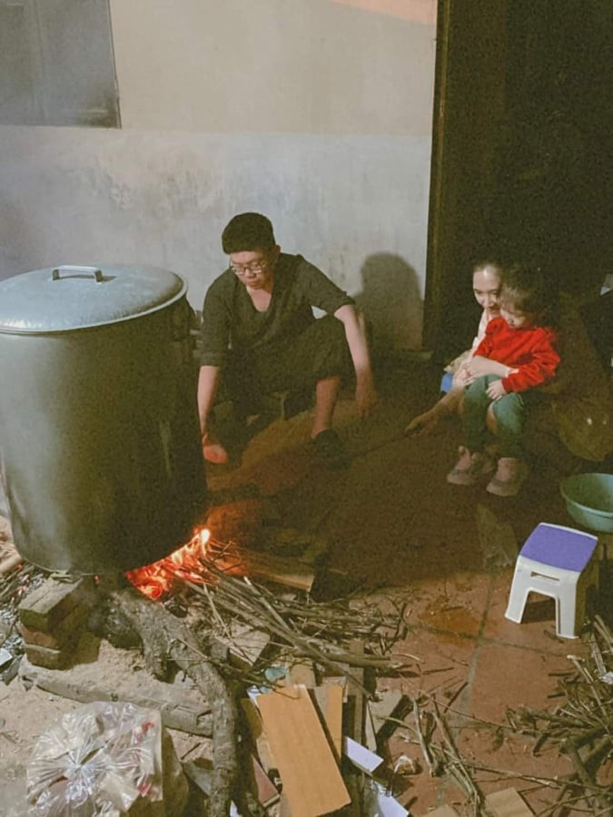 Dù sự phát triển của xã hội từng phút, từng giây nhưng trong từng nếp nhà ở Hà Nội vẫn có những người âm thầm giữ lại nét xưa để truyền lại cho con cháu. Thấy nồi bánh chưng là thấy Tết.