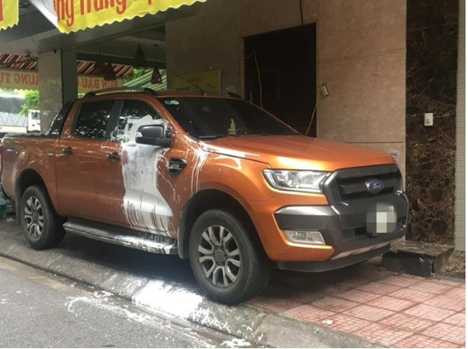 Nếu thiệt hại nặng, người thực hiện hành vi còn bị truy cứu trách nhiệm hình sự với mức phạt cải tạo không giam giữ đến 3 năm hoặc phạt tù từ 6 tháng đến 20 năm khi gây thiệt hại từ 2.000.000 đồng trở lên hoặc dưới 2.000.000 đồng nhưng gây hậu quả nghiêm trọng hoặc đã bị xử phạt hành chính về hành vi này hoặc bị kết án về hành vi hủy hoại hoặc cố ý làm hư hỏng tài sản theo quy định tại Điều 178 Bộ luật Hình sự.