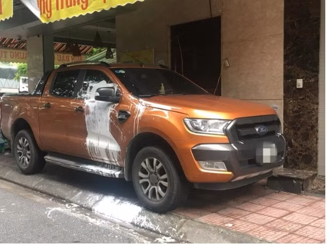 Nếu thiệt hại nặng, người thực hiện hành vi còn bị truy cứu trách nhiệm hình sự với mức phạt cải tạo không giam giữ đến 3 năm hoặc phạt tù từ 6 tháng đến 20 năm khi gây thiệt hại từ 2.000.000 đồng trở lên hoặc dưới 2.000.000 đồng nhưng gây hậu quả nghiêm trọng hoặc đã bị xử phạt hành chính về hành vi này hoặc bị kết án về hành vi hủy hoại hoặc cố ý làm hư hỏng tài sản theo quy định tại Điều 178 Bộ luật Hình sự.