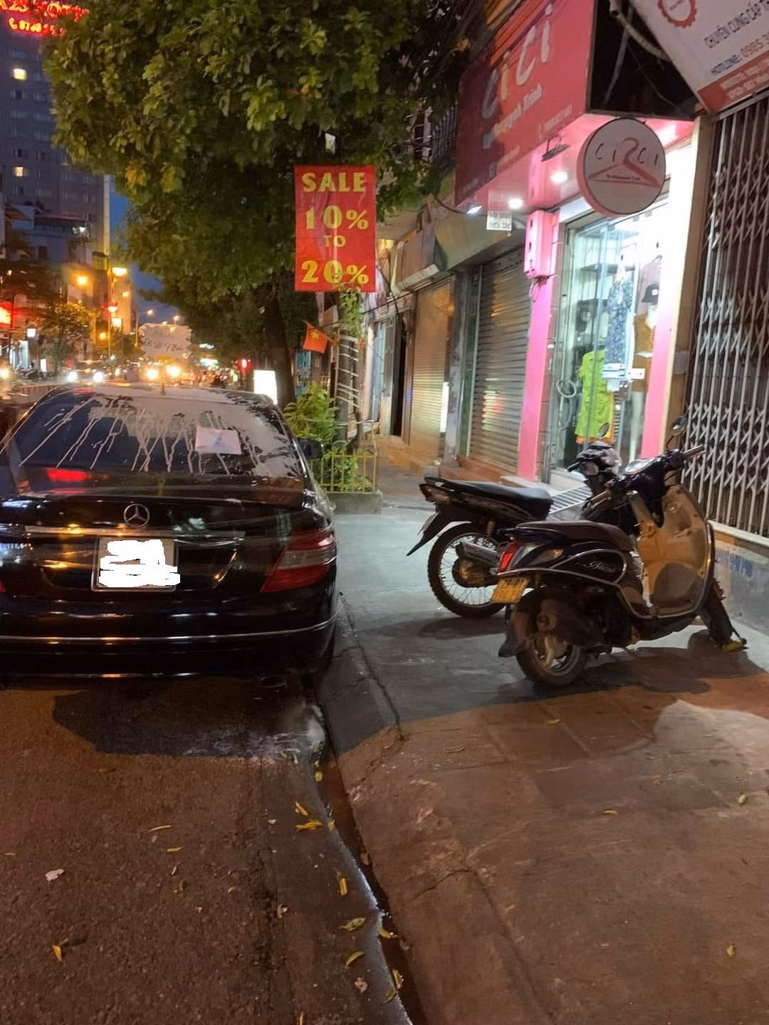 Đoạn clip trừng phạt màn đỗ xe không đúng quy định khi sau khi chia sẻ đã nhanh chóng thu hút hàng chục ngàn lượt xem và bình luận trên mạng xã hội.