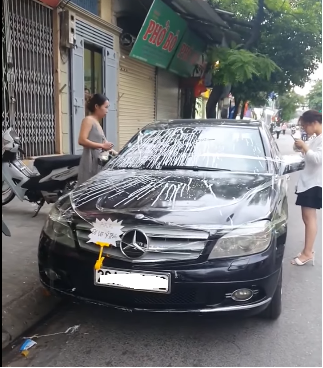 Mới đây, mạng xã hội đoạn clip ghi lại cảnh 2 cô gái đang vô cùng bức xúc khi bị một chiếc oto màu đen đậu chắn trước cửa nhà.