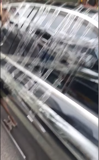 Chưa hết, ở khắp mặt trước xe còn bị tạt nhiều vệt màu trắng giống sơn khiến nhiều người quay clip ái ngại.