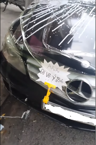 Có thể thấy ô tô đậu ngay sát mép vỉa hè, ngay trước cửa nhà có lẽ là đang kinh doanh nên gia chủ mới tức giận đến vậy.