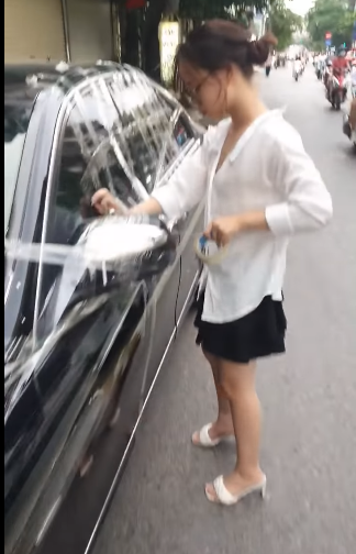 Hai cô gái cầm mỗi người một quận băng dính dán chi chít băng dính từ đầu xe, 2 cánh cửa cho đến đuôi xe. Ở phần đầu xe còn đính kèm theo mảnh giấy: "Ahihi. Đỗ vô ý thức".
