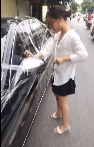 Hai cô gái cầm mỗi người một quận băng dính dán chi chít băng dính từ đầu xe, 2 cánh cửa cho đến đuôi xe. Ở phần đầu xe còn đính kèm theo mảnh giấy: "Ahihi. Đỗ vô ý thức".