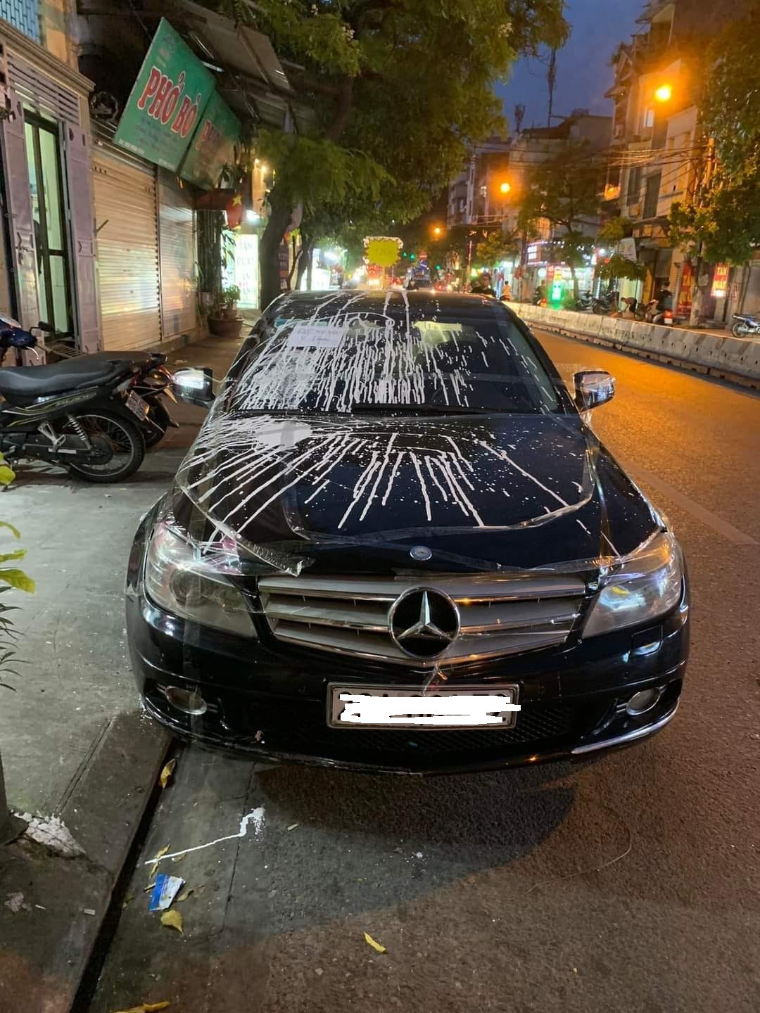 Tuy nhiên, cô gái giải thích rằng đây là bột sắn, vì biết tạt sơn sẽ bị truy cứu trách nhiệm nên cô gái khẳng định không dùng sơn.