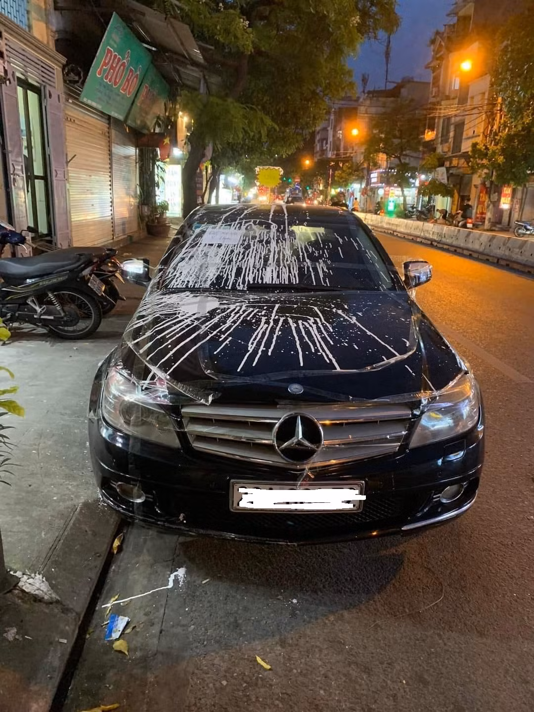 Tuy nhiên, cô gái giải thích rằng đây là bột sắn, vì biết tạt sơn sẽ bị truy cứu trách nhiệm nên cô gái khẳng định không dùng sơn.