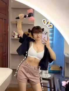 Bên cạnh đó, D cũng không ngần ngại thời gian này bản thân rơi vào trạng thái cực bất ổn, cảm thấy nuối tiếc vì bỏ lỡ người tuyệt vời như chồng cũ.