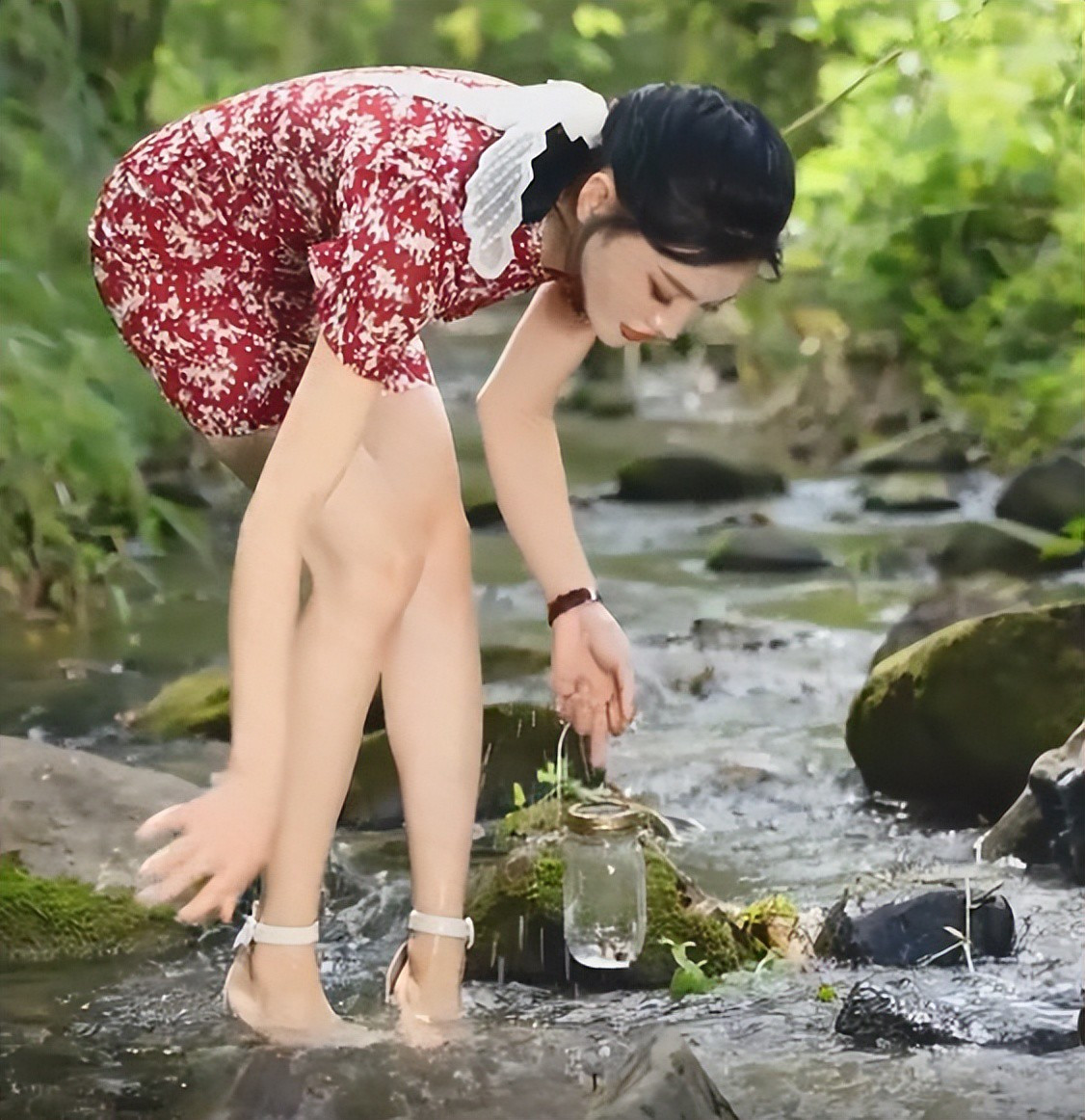 Nhiều người nhận xét cô xinh đẹp, vóc dáng chuẩn, với nhan sắc như vậy không cần phải mặc những trang phục kiểu này đi làm đồng để quay clip câu view.