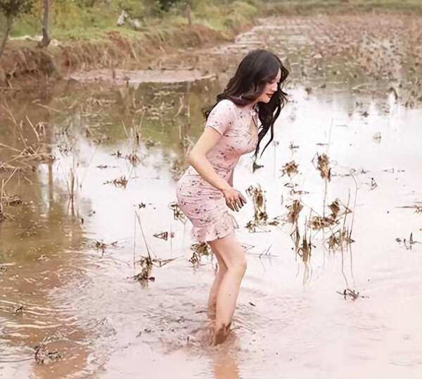 Hình ảnh này trái ngược hoàn toàn với cảnh người nông dân ra đồng. Chính vì thế, trang phục của cô nhận vô số chỉ trích từ cư dân mạng.