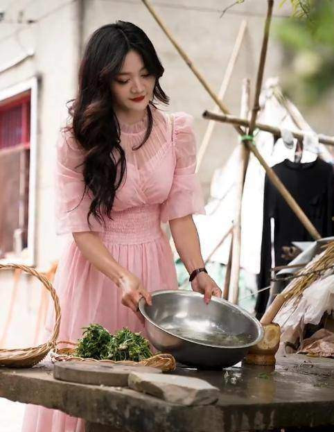 Trong các clip mặc váy đi làm ruộng, Tang Xiaoyu còn chia sẻ về ẩm thực ở nông thông. Việc kết hợp 2 yếu tố này khiến cô nhanh chóng trở nên nổi tiếng.
