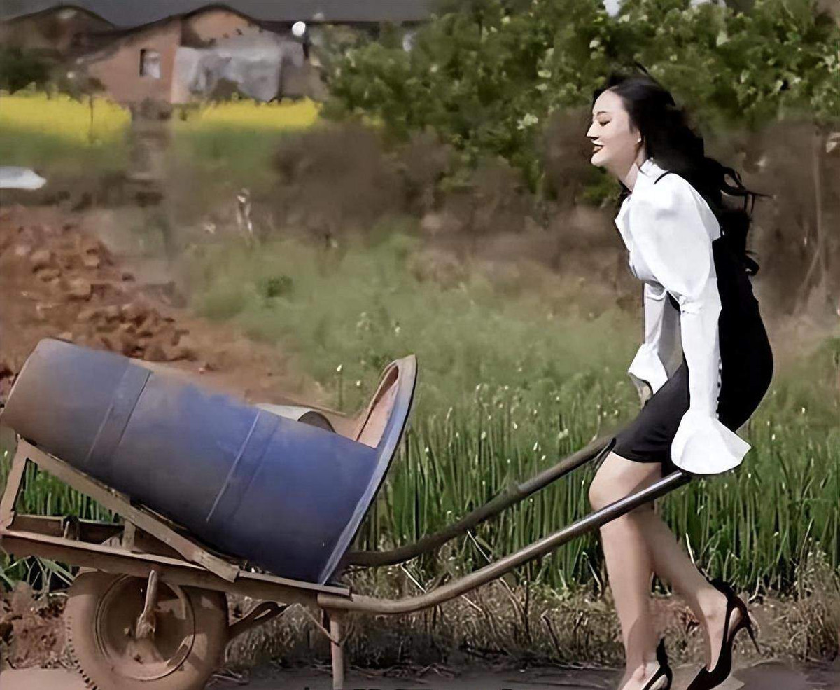 Trong clip, Tang Xiaoyu luôn mặc những chiếc váy ôm sát cơ thể, sườn xám, mang giày cao gót khi đi làm ruộng.