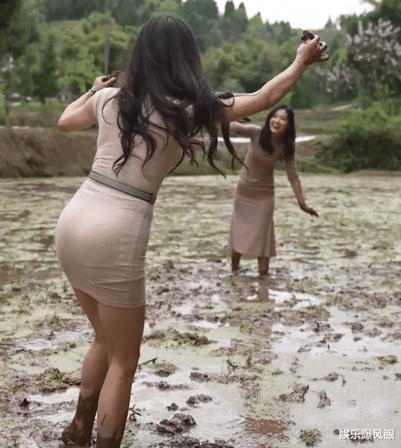 Tang Xieoyu còn mặc sườn xám khi làm ruộng và trước ông nội mình, trong những khoảnh khắc hớ hênh còn khiến cho người xem cảm thấy ngại ngùng.