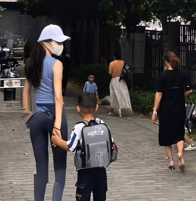 Theo một số lời trò chuyện của các phụ huynh xung quanh, có một phòng tập gần trường mẫu giáo, người phụ nữ này thường mặc chiếc quần tập gym như vậy đến đón con.