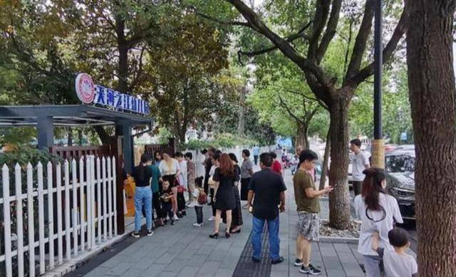 Diện đồ tập gym đi đón con ở trường, người phụ nữ gây tranh cãi Dien do tap gym di don con o truong, nguoi phu nu gay tranh cai