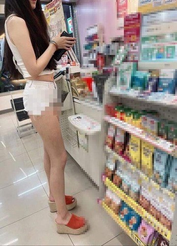 Tất nhiên, ngoài những ánh mắt ác ý có không ít ánh mắt ghen tỵ của phụ nữ với nhau. Chỉ vì một người phụ nữ mà gây xôn xao như vậy là việc không nên có.