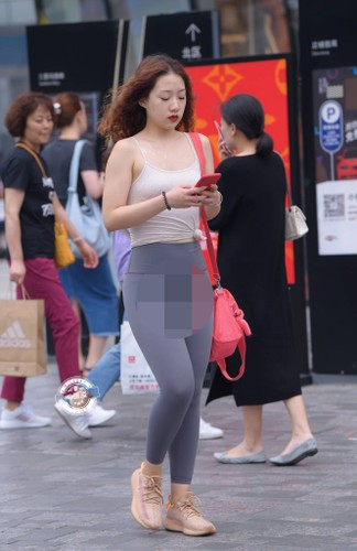 Khi hình ảnh của người mẹ đón con này được chia sẻ lên mạng xã hội, nó ngay lập tức thu hút sự chú ý của cư dân mạng, đồng thời gây ra một số tranh cãi.