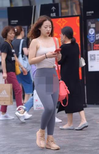 Khi hình ảnh của người mẹ đón con này được chia sẻ lên mạng xã hội, nó ngay lập tức thu hút sự chú ý của cư dân mạng, đồng thời gây ra một số tranh cãi.