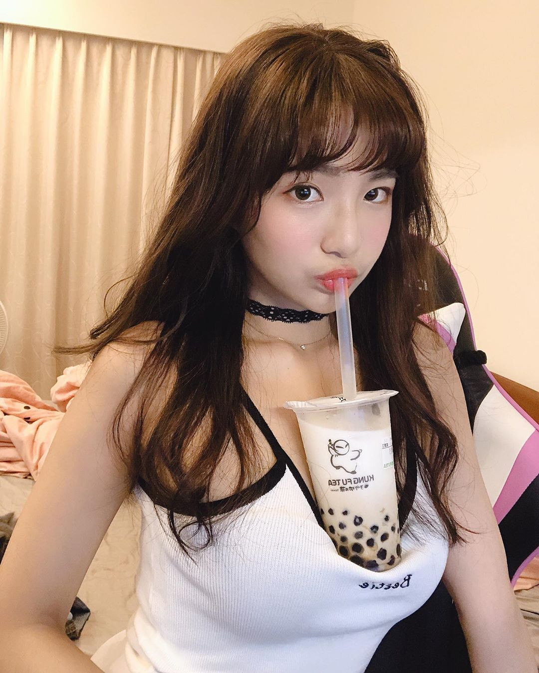 Berry là nữ streamer Hàn Quốc gây ấn tượng trong lòng các fan hâm mộ bằng cách nói chuyện táo bạo, chân thật. Chưa dừng lại ở đó, cô nàng này còn tạo điểm nhấn bằng vòng 1 "siêu to khủng lồ".