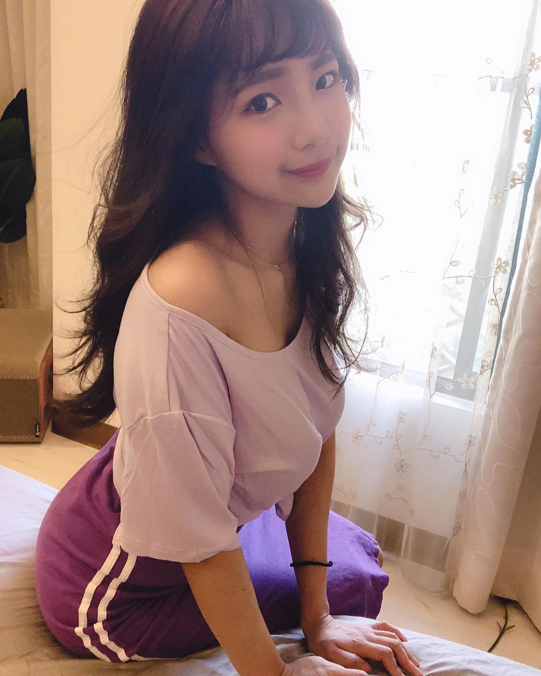 Cụ thể, nữ streamer ngực khủng Hàn Quốc cho hay: "Tôi hy vọng đối tượng của mình sẽ cao khoảng 1.8m, không nên nặng quá, khoảng 70-80kg là đẹp rồi. Như vậy là không gầy cũng như không béo. Mức lương hàng tháng cũng không cần quá cao, tôi tự tin rằng mình có thể lo được....
