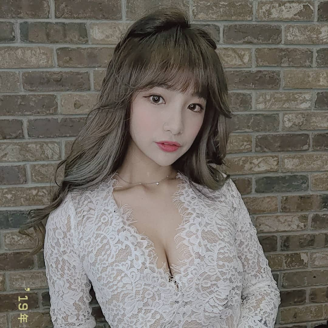 Từ một câu nói nửa đùa nửa thật, số lượng inbox, mail gửi tới Berry nhiều tới mức cô thậm chí còn phải lên tiếng giải thích và xin cộng đồng fan đừng spam nữa.