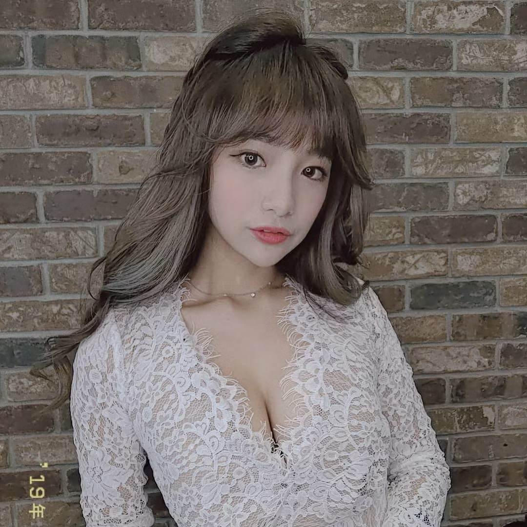 Từ một câu nói nửa đùa nửa thật, số lượng inbox, mail gửi tới Berry nhiều tới mức cô thậm chí còn phải lên tiếng giải thích và xin cộng đồng fan đừng spam nữa.